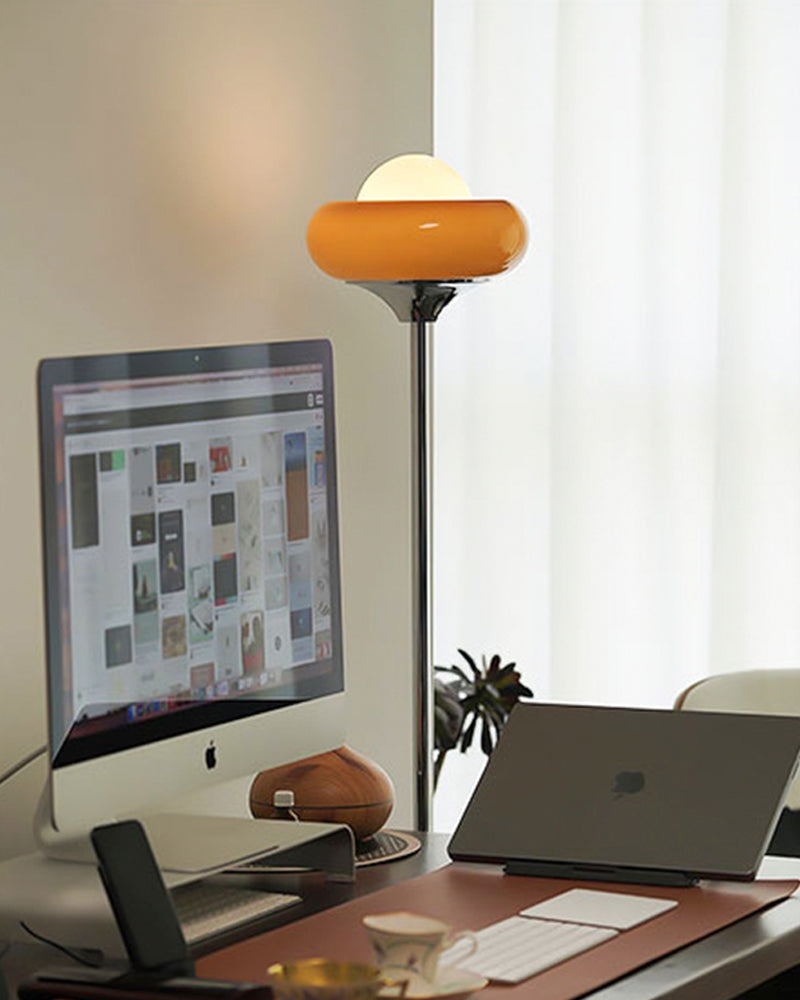 orange Stehlampe