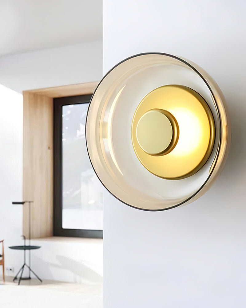 Wandlampe aus Gold und Glas