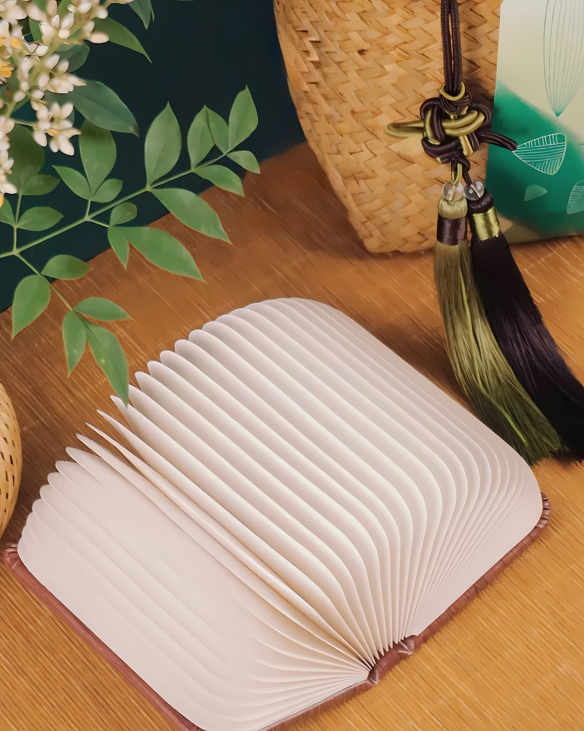 Book-shaped desk lamp