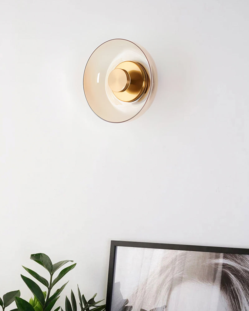 Wandlampe aus Gold und Glas