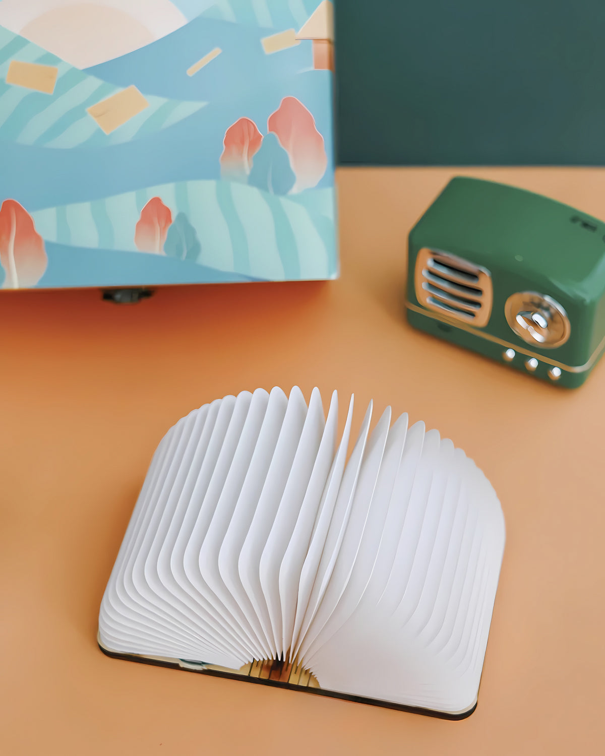Book-shaped desk lamp
