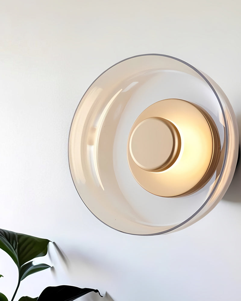 Wandlampe aus Gold und Glas