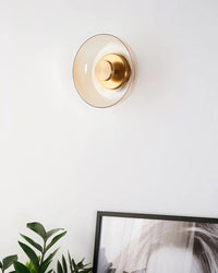 Wandlampe aus Gold und Glas