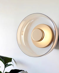 Wandlampe aus Gold und Glas