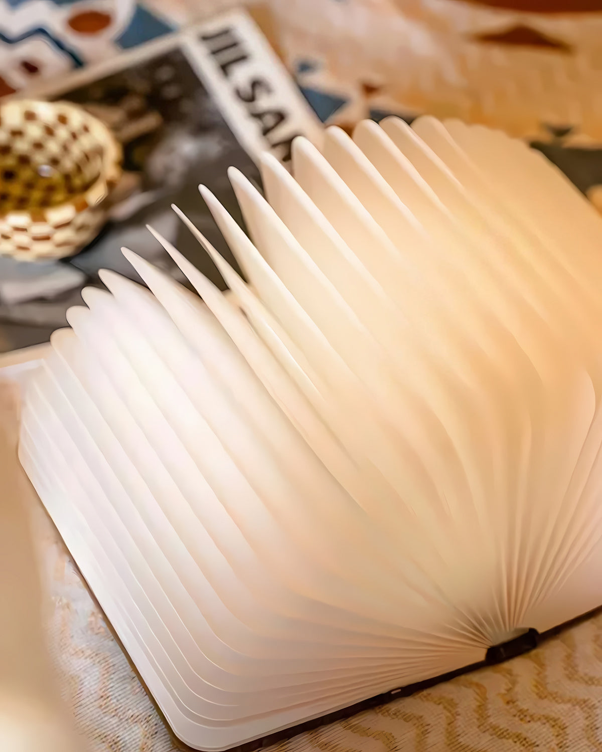 Book-shaped desk lamp